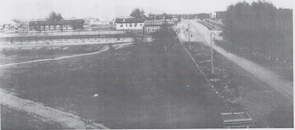 Краевед Л.И. Белоусова в своей книге «По улицам, длиною в жизнь» рассказывает, что по проспекту Ленина (тогда – улица Октябрьская) «Рядом с Исполкомом в 1931 году построена городская поликлиника на 60 посещений. Она... Краевед Л.И. Белоусова в своей книге «По улицам, длиною в жизнь» рассказывает, что по проспекту Ленина (тогда – улица Октябрьская) «Рядом с Исполкомом в 1931 году построена городская поликлиника на 60 посещений. Она...