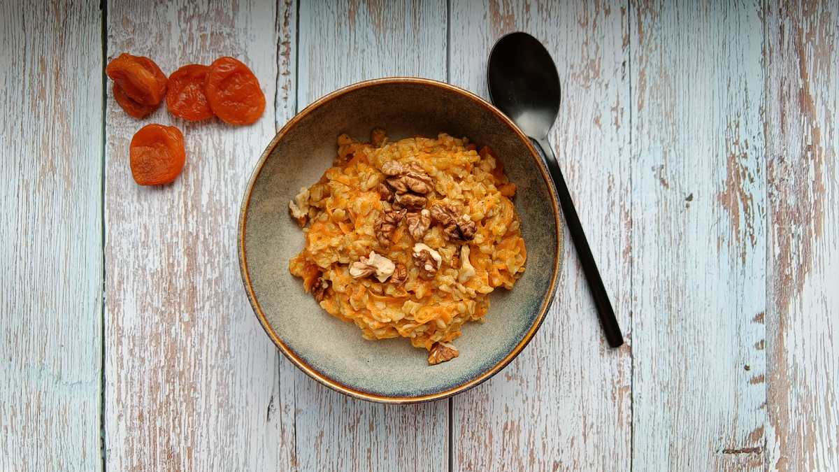Яркая овсянка с морковью и курагой: каша для позитивного начала дня