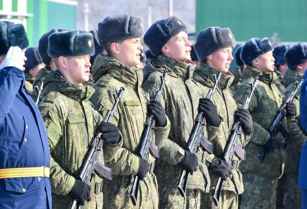 Валентин Коновалов принял участие в торжественной церемонии вручения Боевых знамен воинским формированиям Хакасии Валентин Коновалов принял участие в торжественной церемонии вручения Боевых знамен воинским формированиям Хакасии