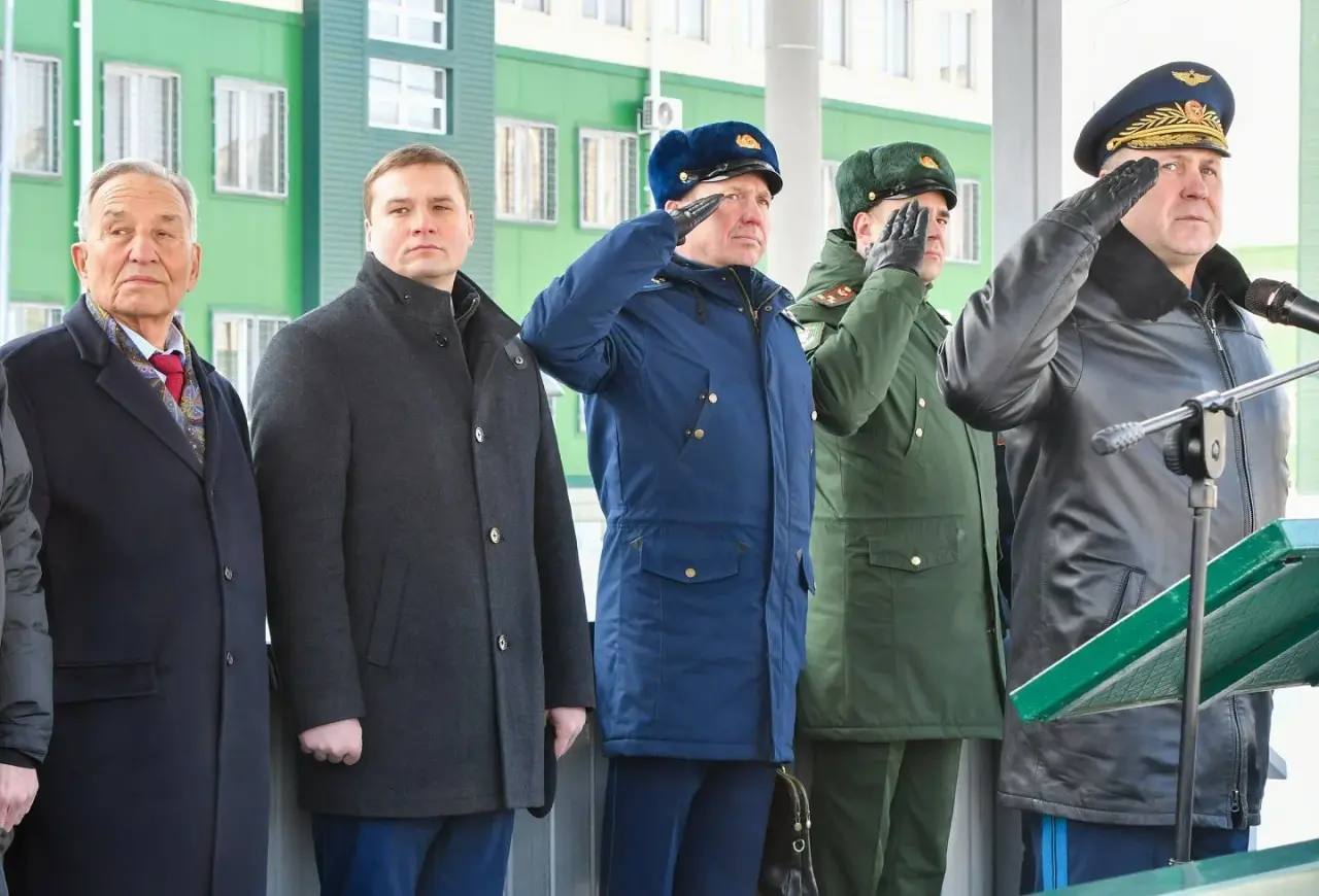 Валентин Коновалов принял участие в торжественной церемонии вручения Боевых знамен воинским формированиям Хакасии Валентин Коновалов принял участие в торжественной церемонии вручения Боевых знамен воинским формированиям Хакасии