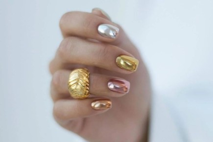 Ногти с эффектом стеклянного сияния: зимний тренд, который покорил модниц