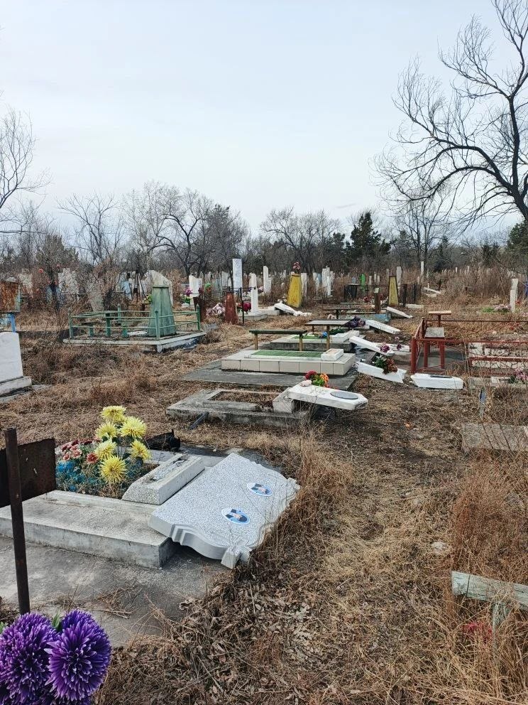 Больше двух десятков надгробий разрушили вандалы на старом кладбище Черногорска
