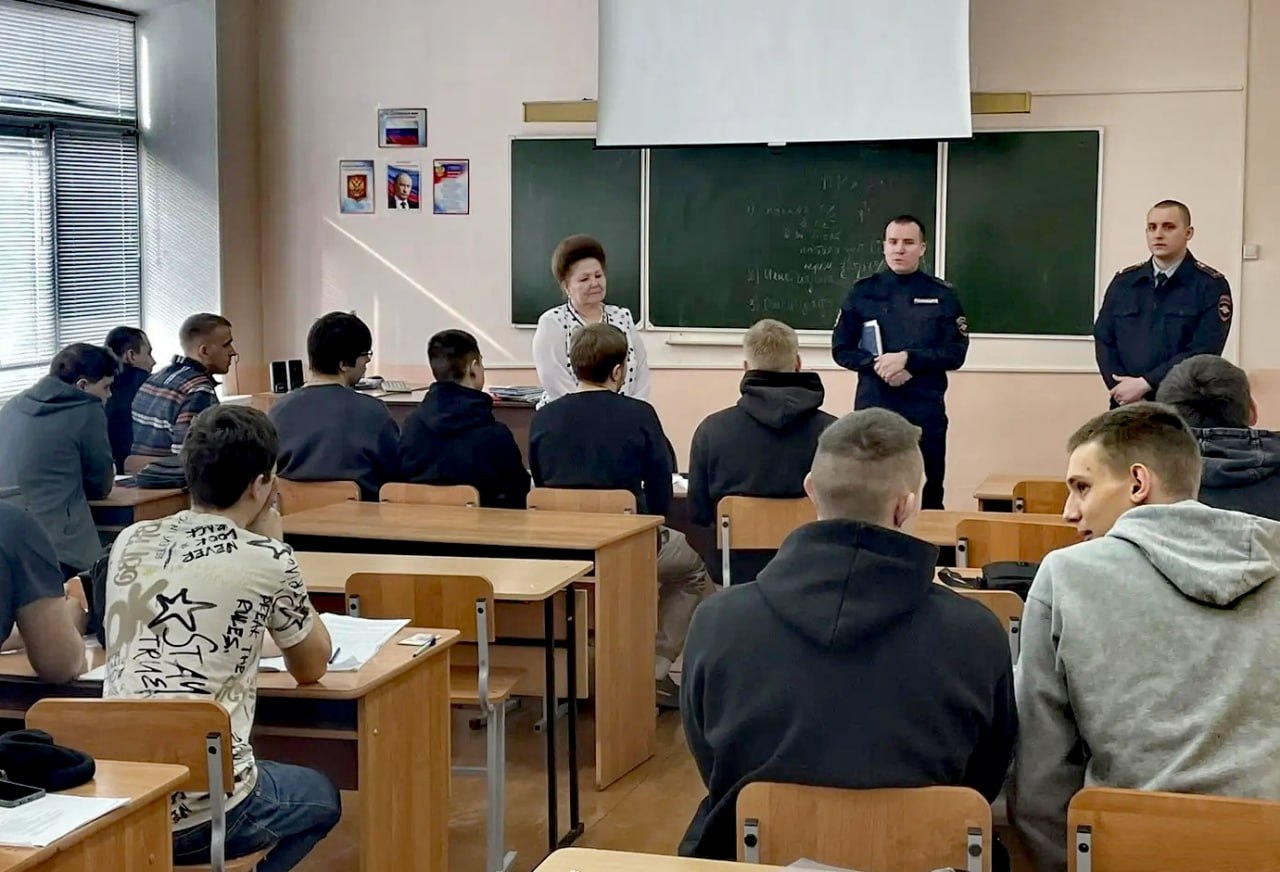Сотрудники Абаканской полиции провели профориентационные и правовые беседы для студентов Хакасского политехнического колледжа