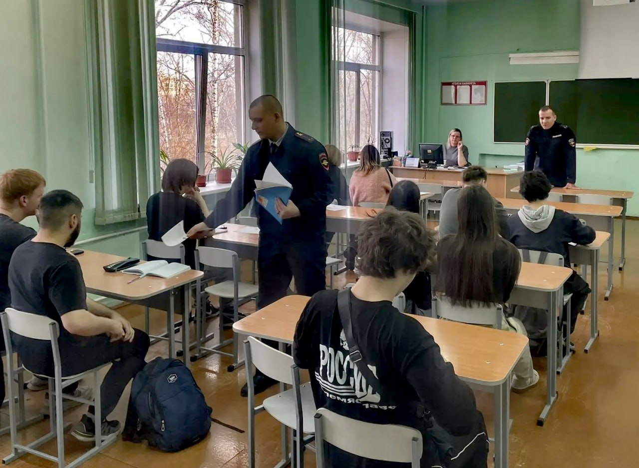 Сотрудники Абаканской полиции провели профориентационные и правовые беседы для студентов Хакасского политехнического колледжа Сотрудники Абаканской полиции провели профориентационные и правовые беседы для студентов Хакасского политехнического колледжа