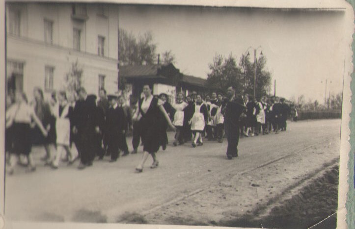В сороковые годы, конечно, не было доступных средств связи, и, например, о сильных морозах и отмене занятий в абаканских школах оповещали… гудками! В газете «Советская Хакассия» от 21 января 1940 года опубликовано... В сороковые годы, конечно, не было доступных средств связи, и, например, о сильных морозах и отмене занятий в абаканских школах оповещали… гудками! В газете «Советская Хакассия» от 21 января 1940 года опубликовано...