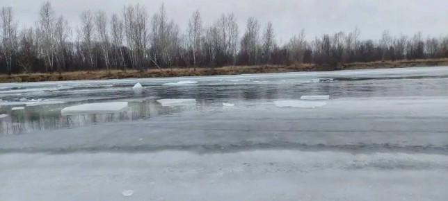 В Красноярском крае 7-летний мальчик погиб, провалившись под лед на реке Туба, сообщает ГСУ СК по краю и Хакасии