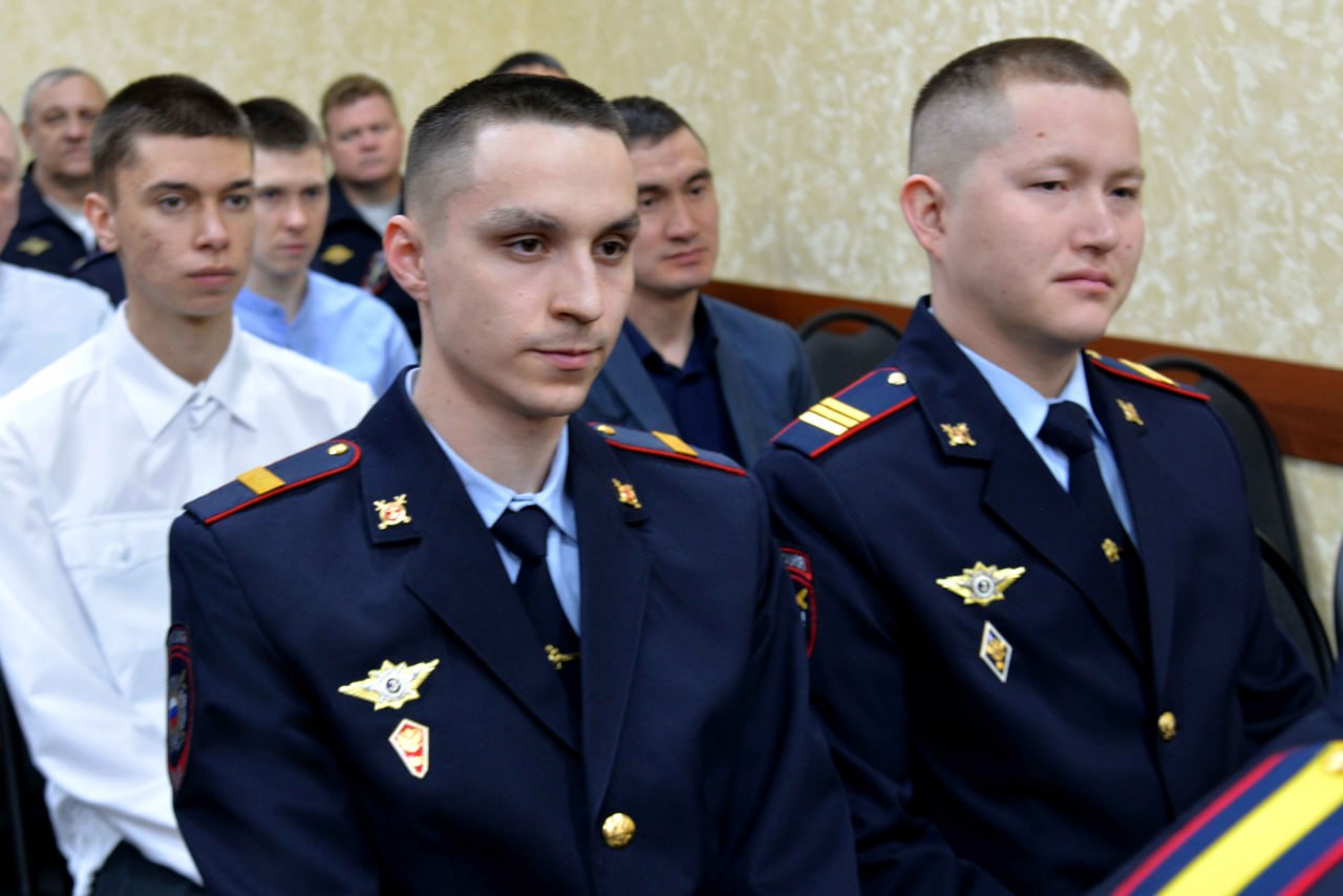 Министр внутренних дел по Республике Хакасия Владимир Генералов вручил погоны молодым офицерам Министр внутренних дел по Республике Хакасия Владимир Генералов вручил погоны молодым офицерам