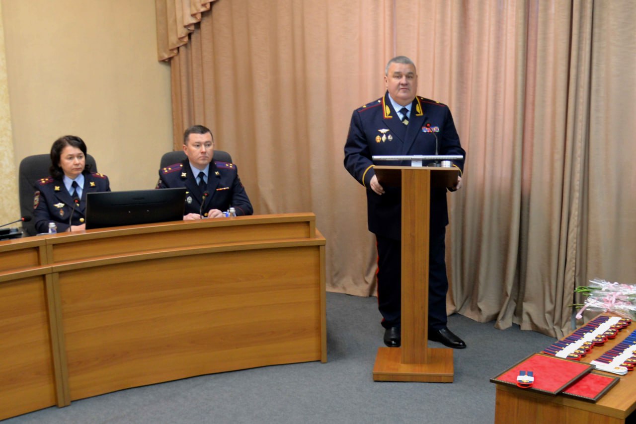 Министр внутренних дел по Республике Хакасия Владимир Генералов вручил погоны молодым офицерам Министр внутренних дел по Республике Хакасия Владимир Генералов вручил погоны молодым офицерам