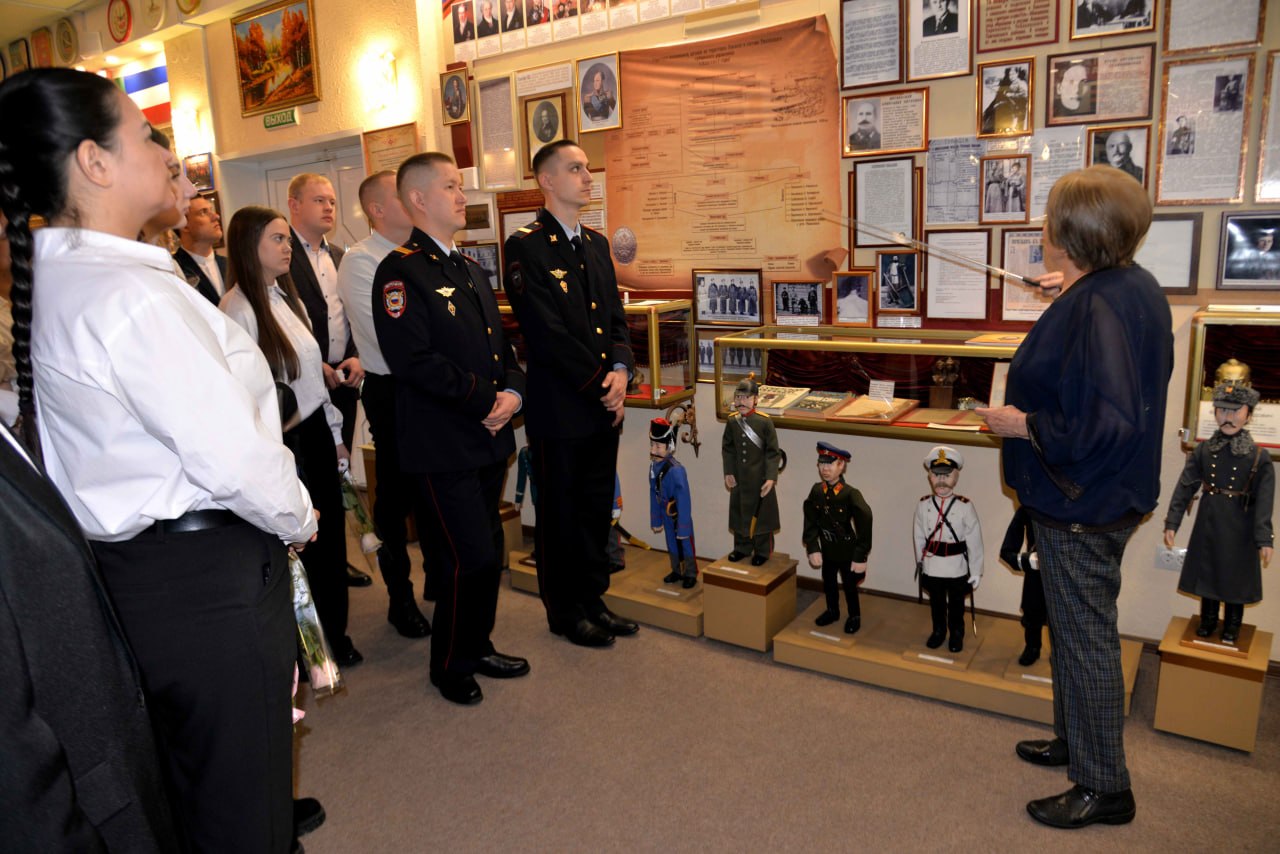 Министр внутренних дел по Республике Хакасия Владимир Генералов вручил погоны молодым офицерам Министр внутренних дел по Республике Хакасия Владимир Генералов вручил погоны молодым офицерам