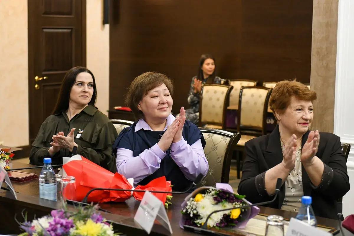 Работники культуры Хакасии отмечены высокими наградами: в правительстве республики состоялась торжественная церемония награждения Работники культуры Хакасии отмечены высокими наградами: в правительстве республики состоялась торжественная церемония награждения