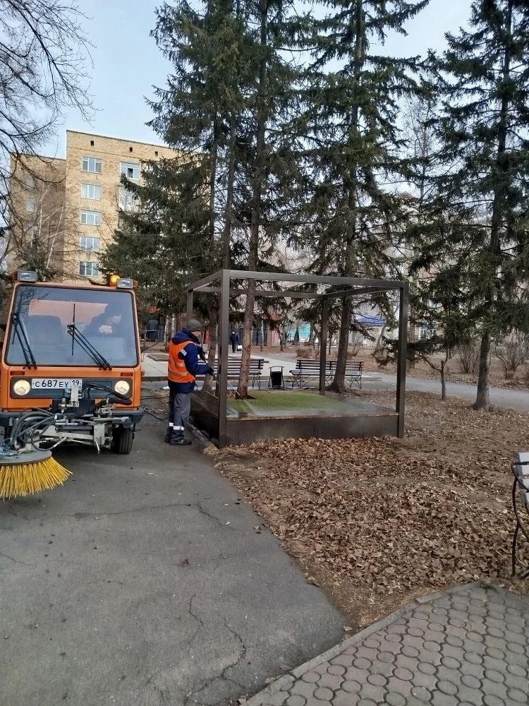 Убирают и чистят абаканские скверы и парки городские коммунальщики