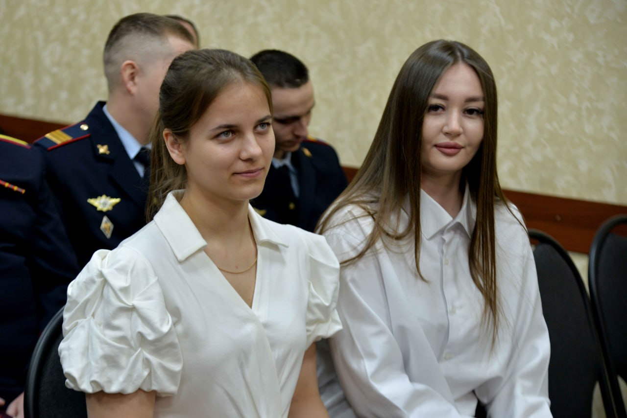 Министр внутренних дел по Республике Хакасия Владимир Генералов вручил погоны молодым офицерам Министр внутренних дел по Республике Хакасия Владимир Генералов вручил погоны молодым офицерам