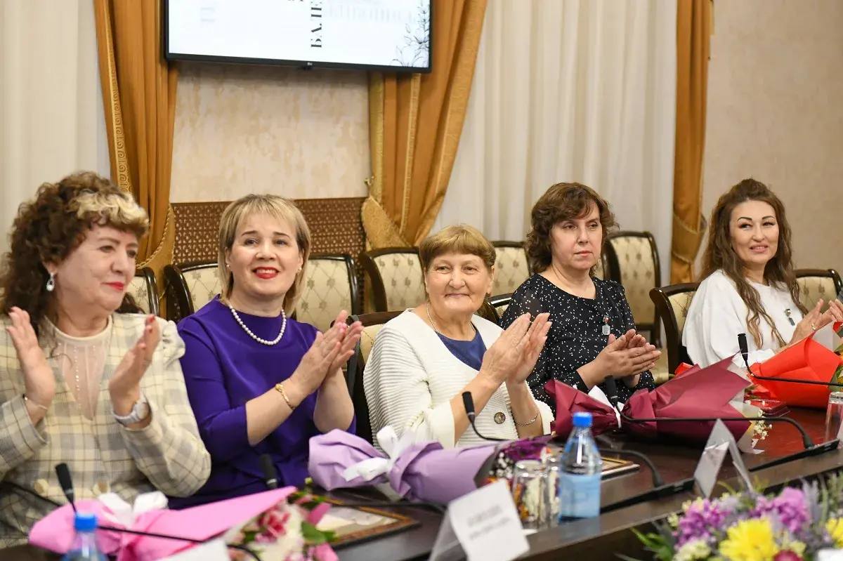 Работники культуры Хакасии отмечены высокими наградами: в правительстве республики состоялась торжественная церемония награждения Работники культуры Хакасии отмечены высокими наградами: в правительстве республики состоялась торжественная церемония награждения