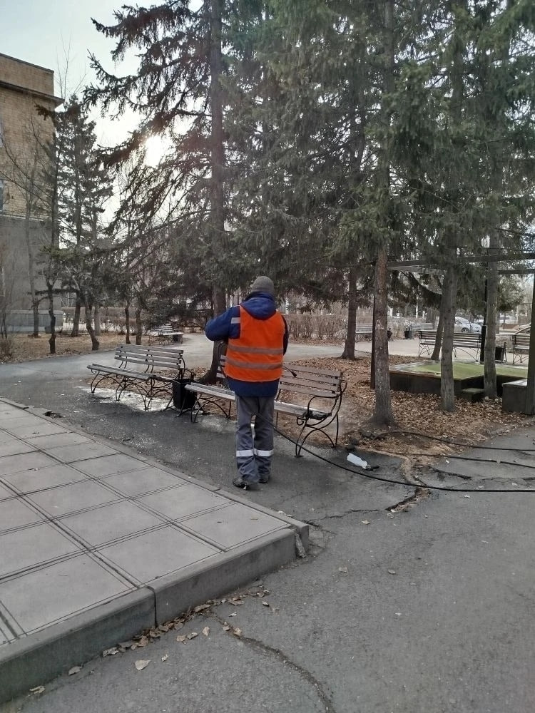 Убирают и чистят абаканские скверы и парки городские коммунальщики Убирают и чистят абаканские скверы и парки городские коммунальщики