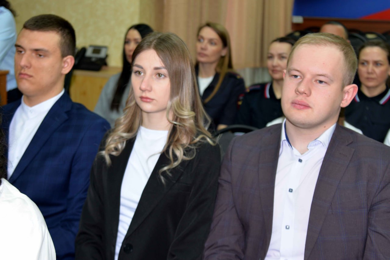 Министр внутренних дел по Республике Хакасия Владимир Генералов вручил погоны молодым офицерам Министр внутренних дел по Республике Хакасия Владимир Генералов вручил погоны молодым офицерам