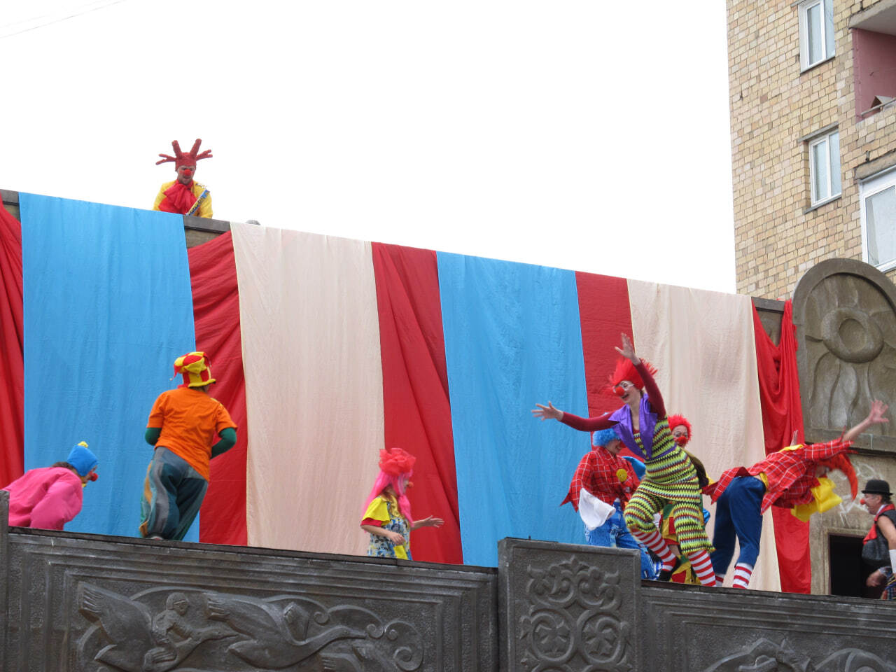 Немного об истории строительства театра «Сказка» в 1978-1979 годах по эскизам главного режиссёра Людвига Устинова и художника театра Марка Живило Немного об истории строительства театра «Сказка» в 1978-1979 годах по эскизам главного режиссёра Людвига Устинова и художника театра Марка Живило