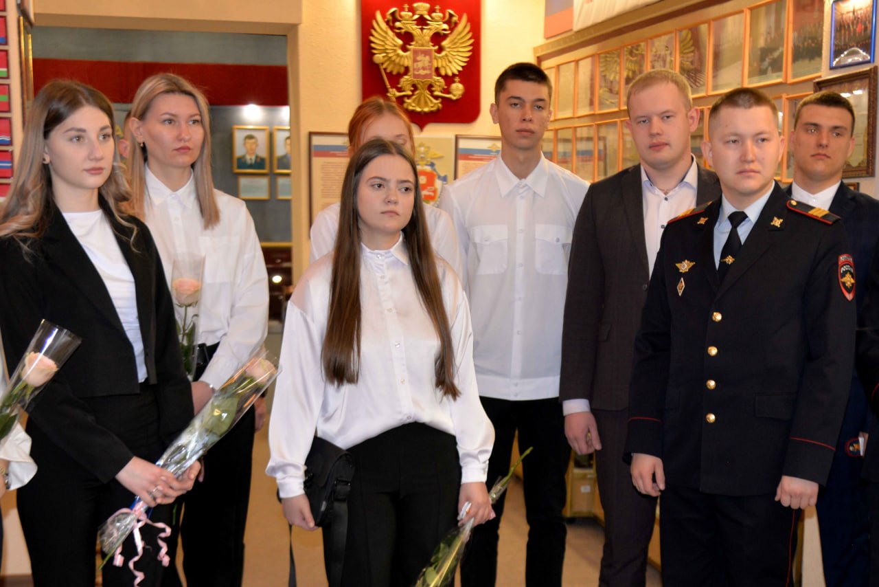 Министр внутренних дел по Республике Хакасия Владимир Генералов вручил погоны молодым офицерам Министр внутренних дел по Республике Хакасия Владимир Генералов вручил погоны молодым офицерам