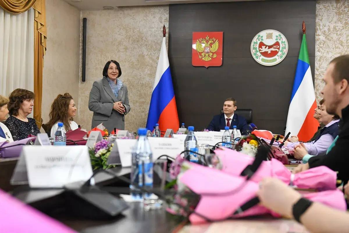 Работники культуры Хакасии отмечены высокими наградами: в правительстве республики состоялась торжественная церемония награждения Работники культуры Хакасии отмечены высокими наградами: в правительстве республики состоялась торжественная церемония награждения