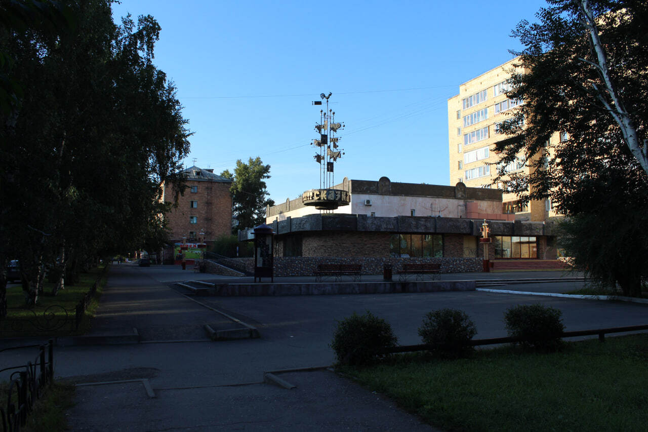 Немного об истории строительства театра «Сказка» в 1978-1979 годах по эскизам главного режиссёра Людвига Устинова и художника театра Марка Живило Немного об истории строительства театра «Сказка» в 1978-1979 годах по эскизам главного режиссёра Людвига Устинова и художника театра Марка Живило