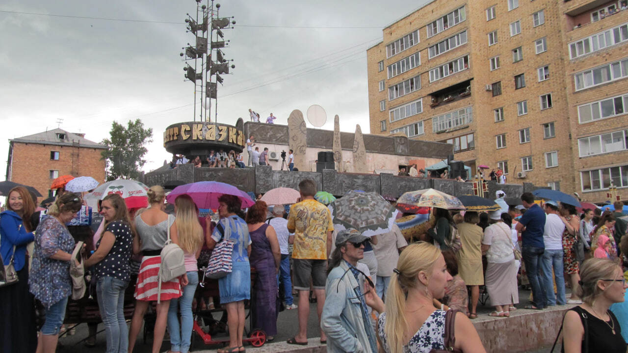 Немного об истории строительства театра «Сказка» в 1978-1979 годах по эскизам главного режиссёра Людвига Устинова и художника театра Марка Живило Немного об истории строительства театра «Сказка» в 1978-1979 годах по эскизам главного режиссёра Людвига Устинова и художника театра Марка Живило