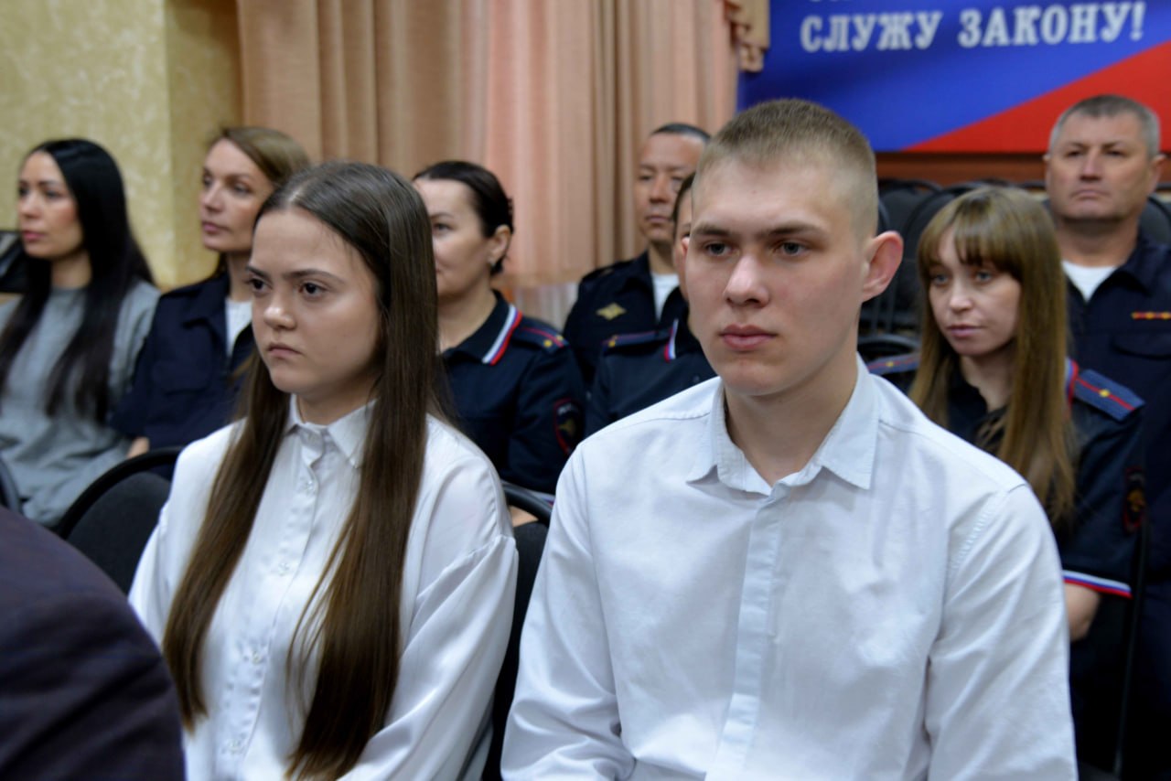 Министр внутренних дел по Республике Хакасия Владимир Генералов вручил погоны молодым офицерам Министр внутренних дел по Республике Хакасия Владимир Генералов вручил погоны молодым офицерам