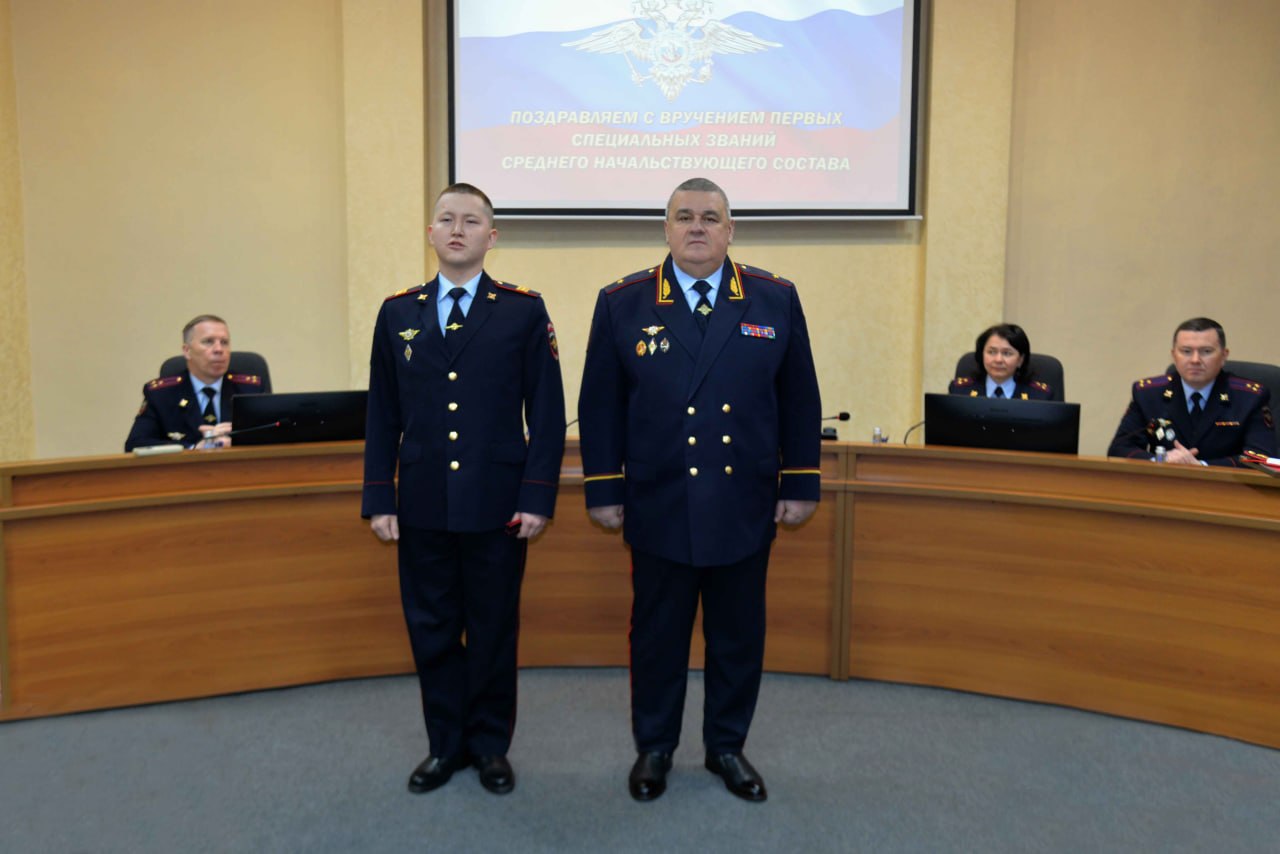 Министр внутренних дел по Республике Хакасия Владимир Генералов вручил погоны молодым офицерам Министр внутренних дел по Республике Хакасия Владимир Генералов вручил погоны молодым офицерам