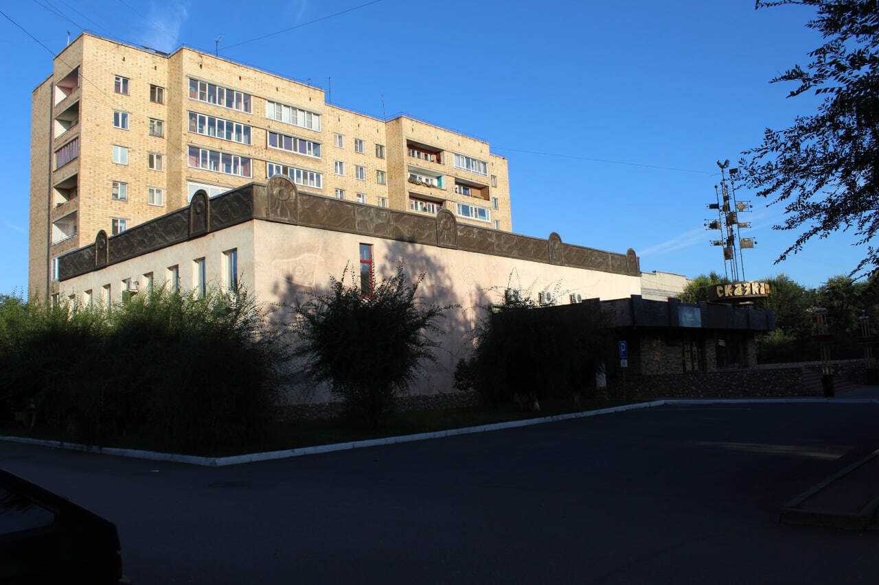 Немного об истории строительства театра «Сказка» в 1978-1979 годах по эскизам главного режиссёра Людвига Устинова и художника театра Марка Живило Немного об истории строительства театра «Сказка» в 1978-1979 годах по эскизам главного режиссёра Людвига Устинова и художника театра Марка Живило