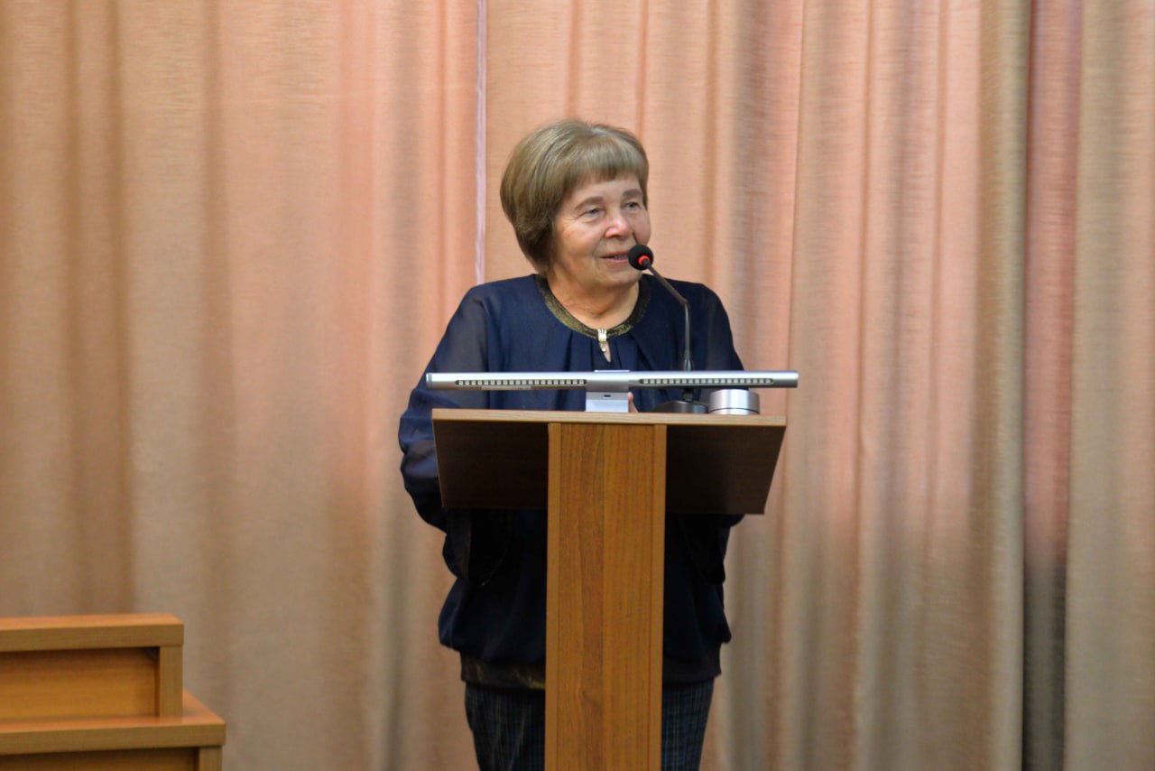 Министр внутренних дел по Республике Хакасия Владимир Генералов вручил погоны молодым офицерам Министр внутренних дел по Республике Хакасия Владимир Генералов вручил погоны молодым офицерам