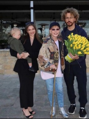 Пугачева в новой роли: свежие фото певицы вызвали волну обсуждений