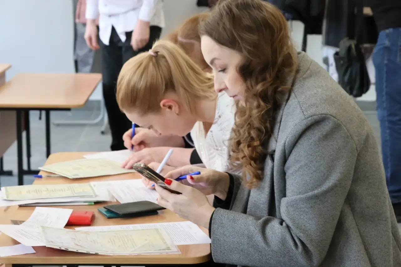 Сегодня во всех общеобразовательных учреждениях города Абакана началась долгожданная запись детей в первые классы Сегодня во всех общеобразовательных учреждениях города Абакана началась долгожданная запись детей в первые классы