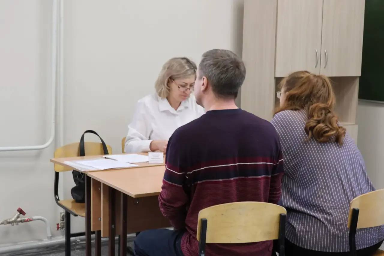 Сегодня во всех общеобразовательных учреждениях города Абакана началась долгожданная запись детей в первые классы Сегодня во всех общеобразовательных учреждениях города Абакана началась долгожданная запись детей в первые классы