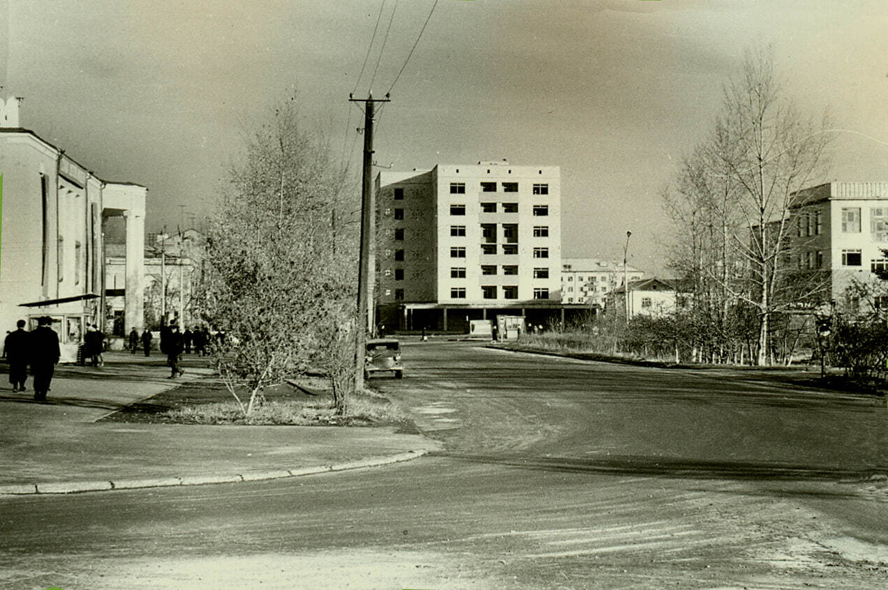 Первым высотным – семиэтажным, с лифтом – зданием, построенным в Абакане, стал многоквартирный дом на пересечении проспекта Ленина и улицы Карла Маркса Первым высотным – семиэтажным, с лифтом – зданием, построенным в Абакане, стал многоквартирный дом на пересечении проспекта Ленина и улицы Карла Маркса
