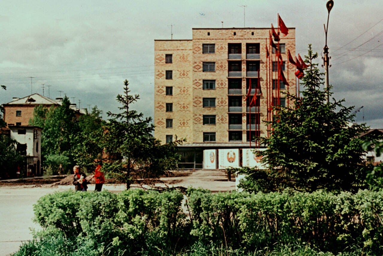 Первым высотным – семиэтажным, с лифтом – зданием, построенным в Абакане, стал многоквартирный дом на пересечении проспекта Ленина и улицы Карла Маркса Первым высотным – семиэтажным, с лифтом – зданием, построенным в Абакане, стал многоквартирный дом на пересечении проспекта Ленина и улицы Карла Маркса