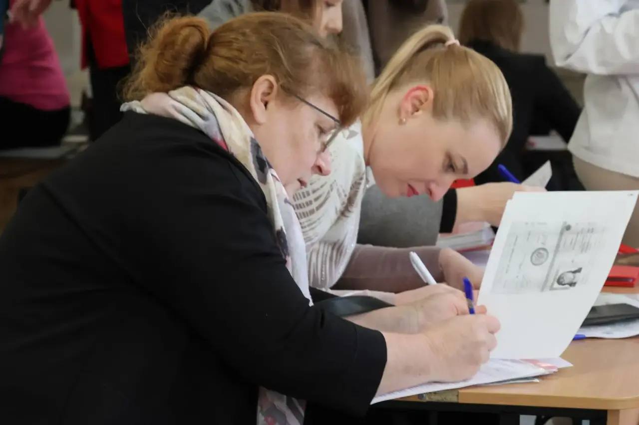 Сегодня во всех общеобразовательных учреждениях города Абакана началась долгожданная запись детей в первые классы Сегодня во всех общеобразовательных учреждениях города Абакана началась долгожданная запись детей в первые классы