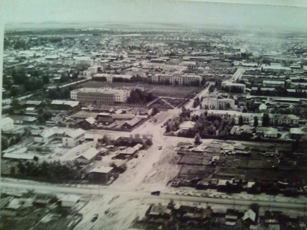 Первым высотным – семиэтажным, с лифтом – зданием, построенным в Абакане, стал многоквартирный дом на пересечении проспекта Ленина и улицы Карла Маркса