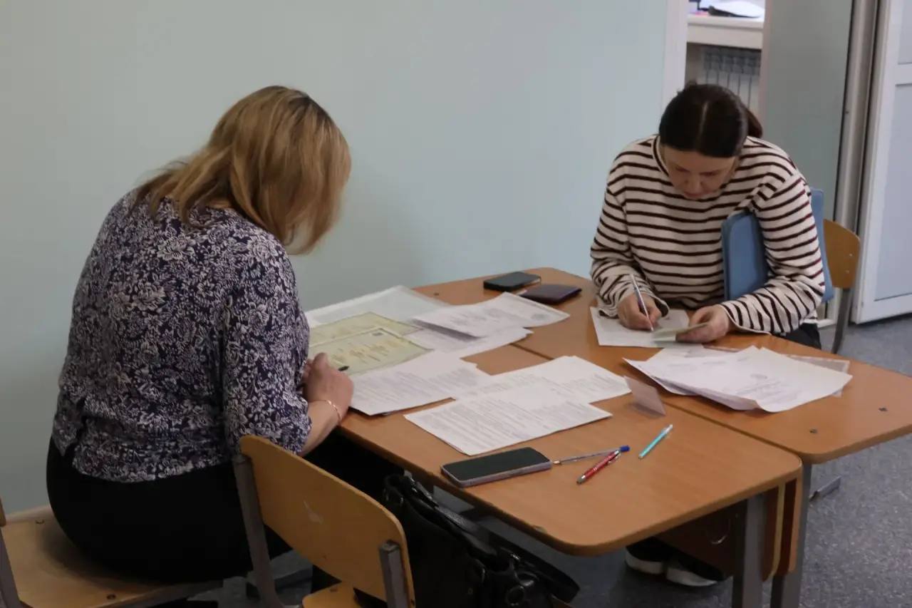 Сегодня во всех общеобразовательных учреждениях города Абакана началась долгожданная запись детей в первые классы Сегодня во всех общеобразовательных учреждениях города Абакана началась долгожданная запись детей в первые классы