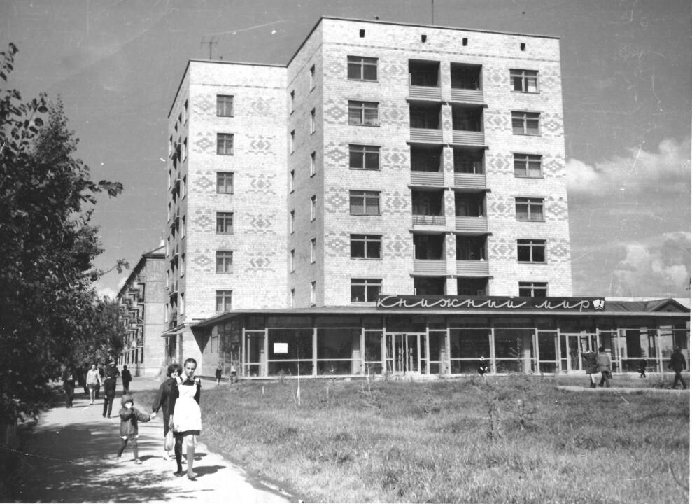 Первым высотным – семиэтажным, с лифтом – зданием, построенным в Абакане, стал многоквартирный дом на пересечении проспекта Ленина и улицы Карла Маркса Первым высотным – семиэтажным, с лифтом – зданием, построенным в Абакане, стал многоквартирный дом на пересечении проспекта Ленина и улицы Карла Маркса