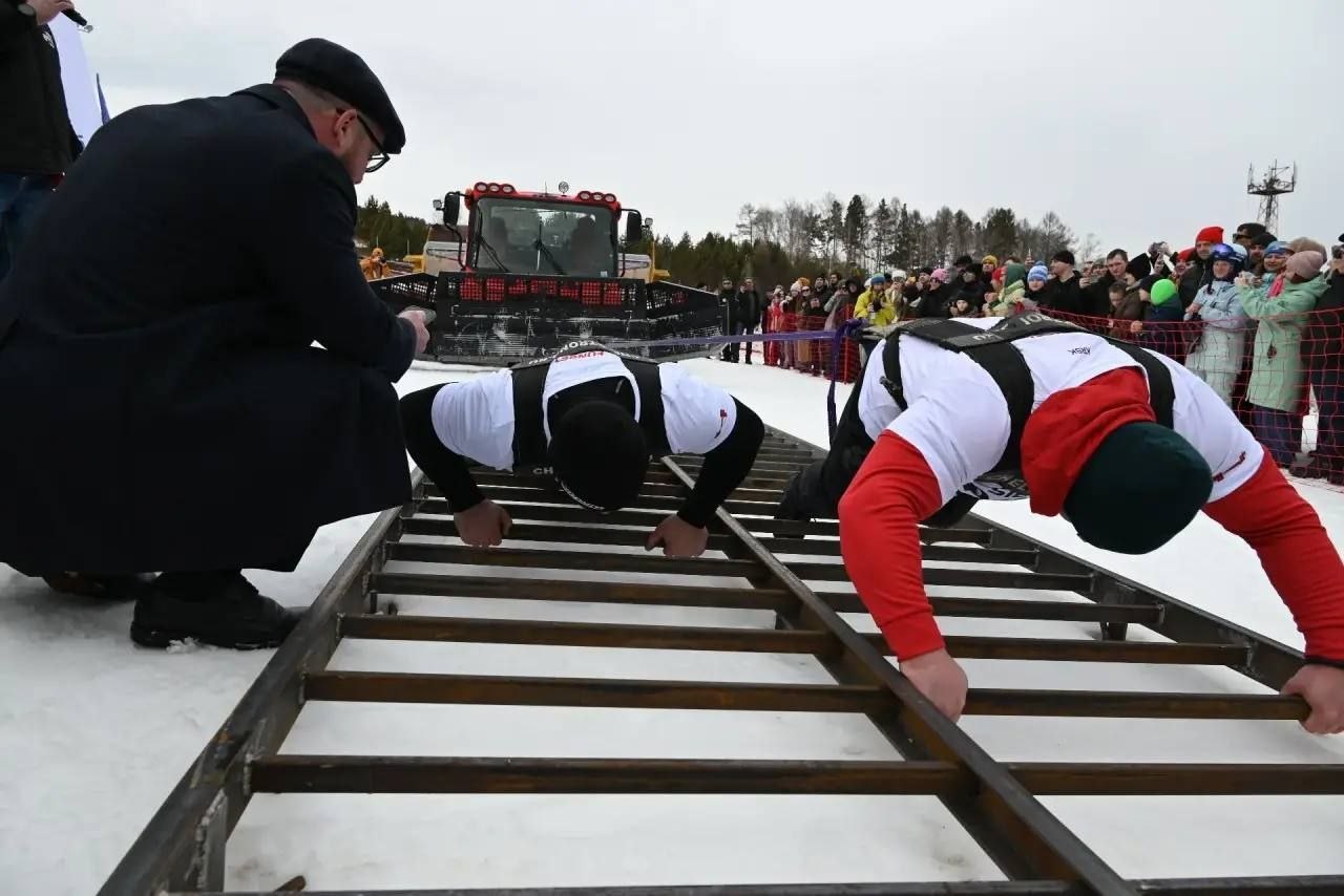 Дмитрий Воронецкий и Петр Мартыненко из Абакана в рамках фестиваля Siberian Power Show в Красноярске установили рекорд России в дисциплине "Тяга ратрака"