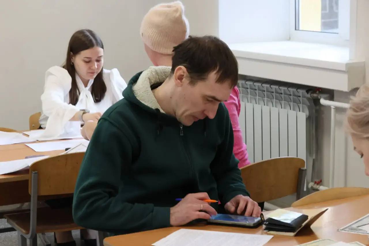 Сегодня во всех общеобразовательных учреждениях города Абакана началась долгожданная запись детей в первые классы Сегодня во всех общеобразовательных учреждениях города Абакана началась долгожданная запись детей в первые классы