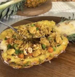 Приготовьте экзотический жареный рис с курицей и ананасом за 20 минут