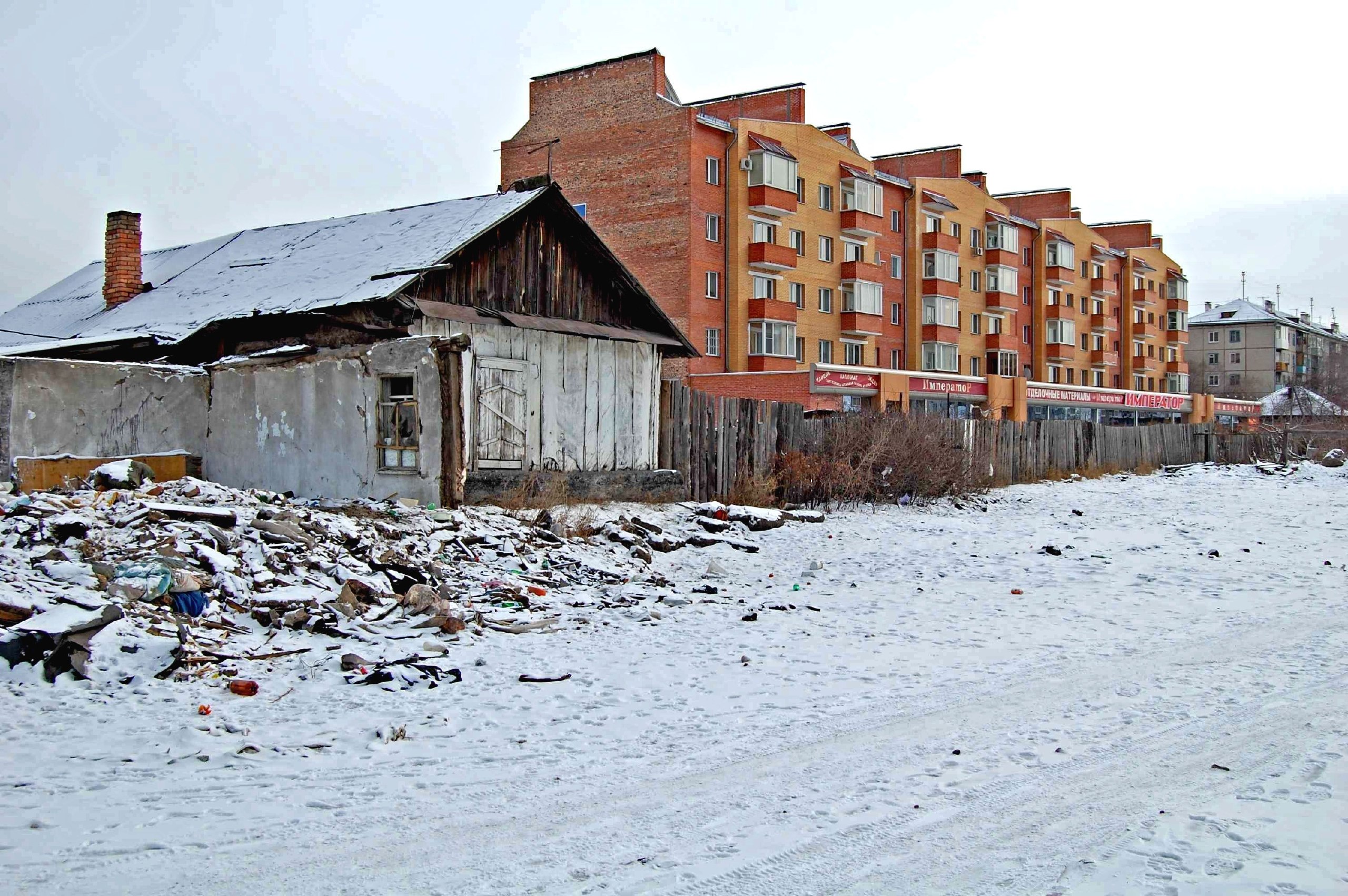 В 1997 году началось строительство первой очереди улицы Некрасова на протяжённости 1221 м, и уже после этого одна из главных городских магистралей стала постепенно преображаться В 1997 году началось строительство первой очереди улицы Некрасова на протяжённости 1221 м, и уже после этого одна из главных городских магистралей стала постепенно преображаться
