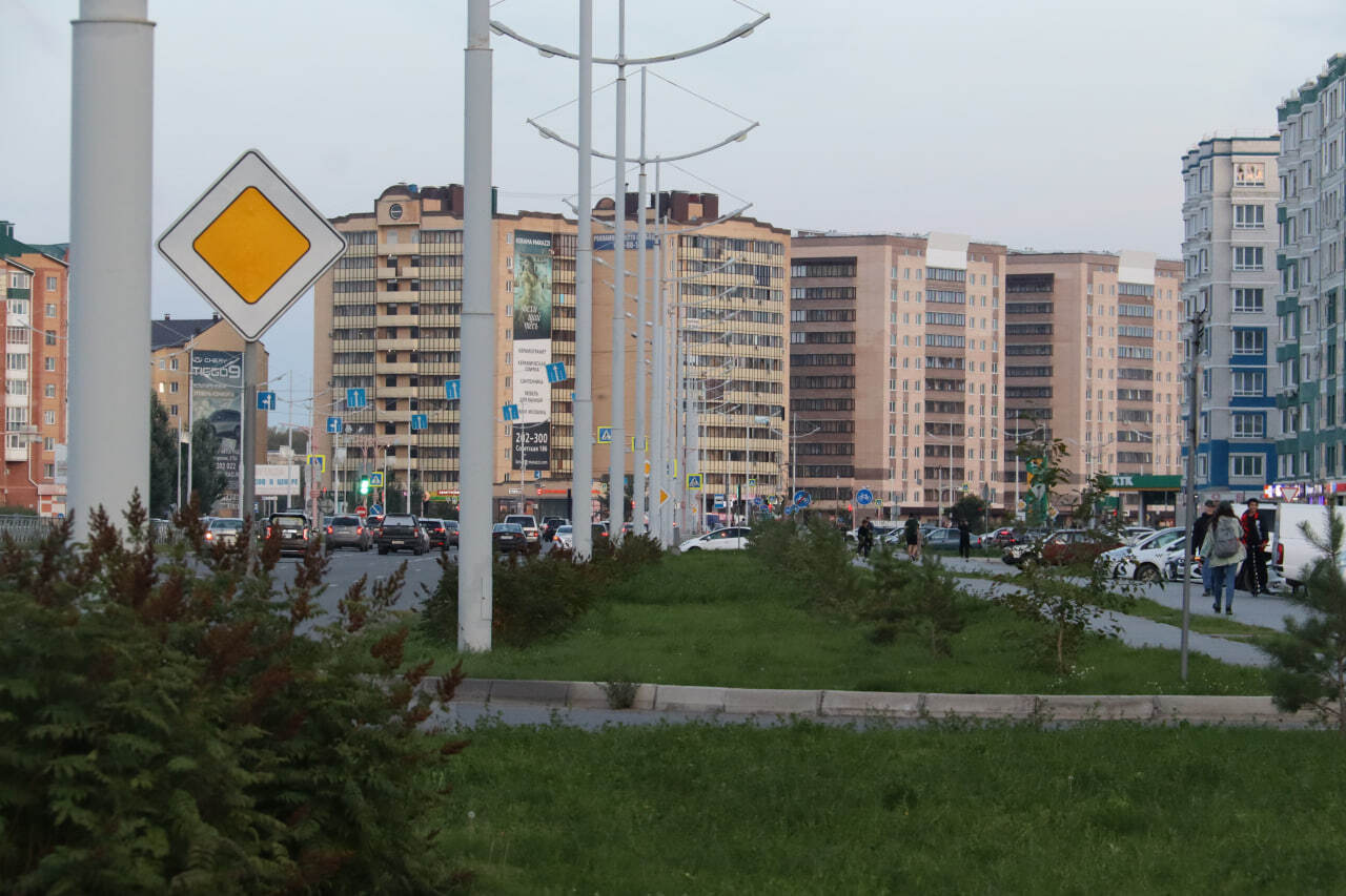 В 1997 году началось строительство первой очереди улицы Некрасова на протяжённости 1221 м, и уже после этого одна из главных городских магистралей стала постепенно преображаться В 1997 году началось строительство первой очереди улицы Некрасова на протяжённости 1221 м, и уже после этого одна из главных городских магистралей стала постепенно преображаться