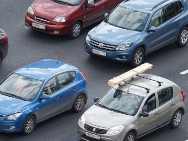 Правкомиссия одобрила законопроект о платном бронировании автомобильных номеров