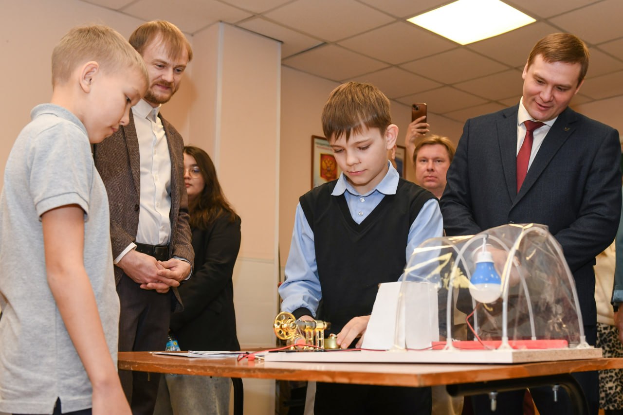Валентин Коновалов: Встретился с участниками республиканской выставки «Технотворчество» Валентин Коновалов: Встретился с участниками республиканской выставки «Технотворчество»