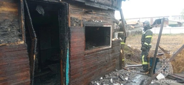 ДАЧНЫЙ ДОМИК И ЛЕГКОВУШКА ПОСТРАДАЛИ ОТ ОГНЯ В ХАКАСИИ