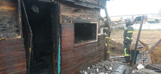 Дачный дом и легковушка сгорели в Хакасии в ночных пожарах