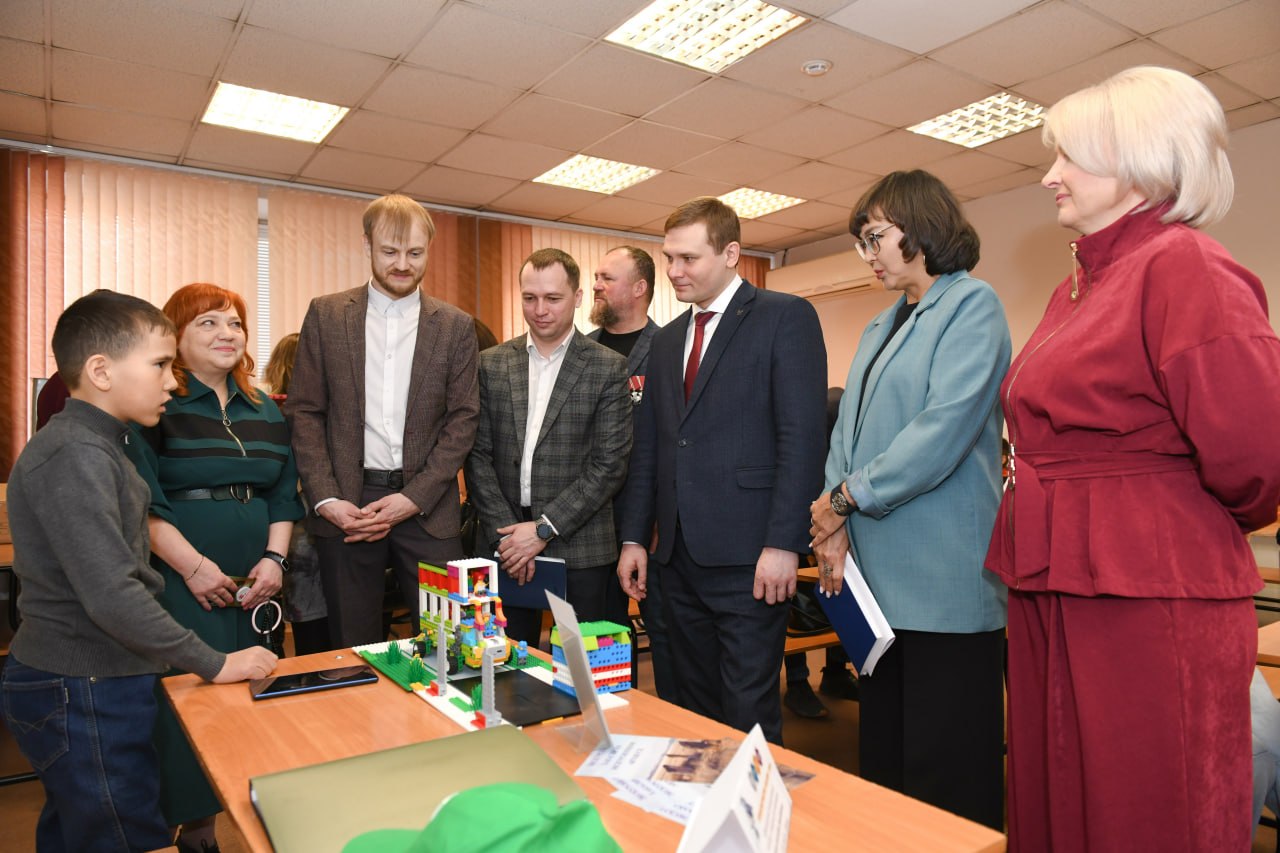 Валентин Коновалов: Встретился с участниками республиканской выставки «Технотворчество» Валентин Коновалов: Встретился с участниками республиканской выставки «Технотворчество»