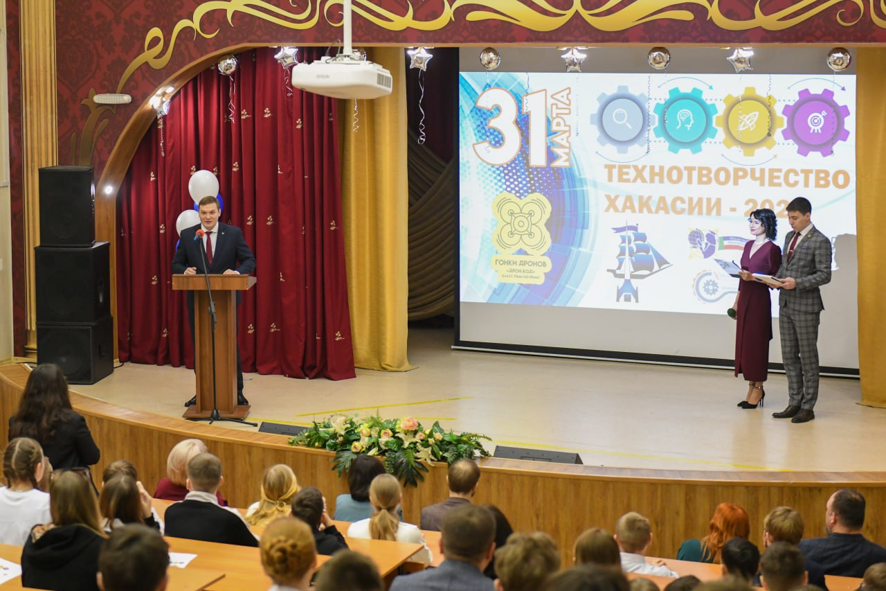 Валентин Коновалов: Встретился с участниками республиканской выставки «Технотворчество»