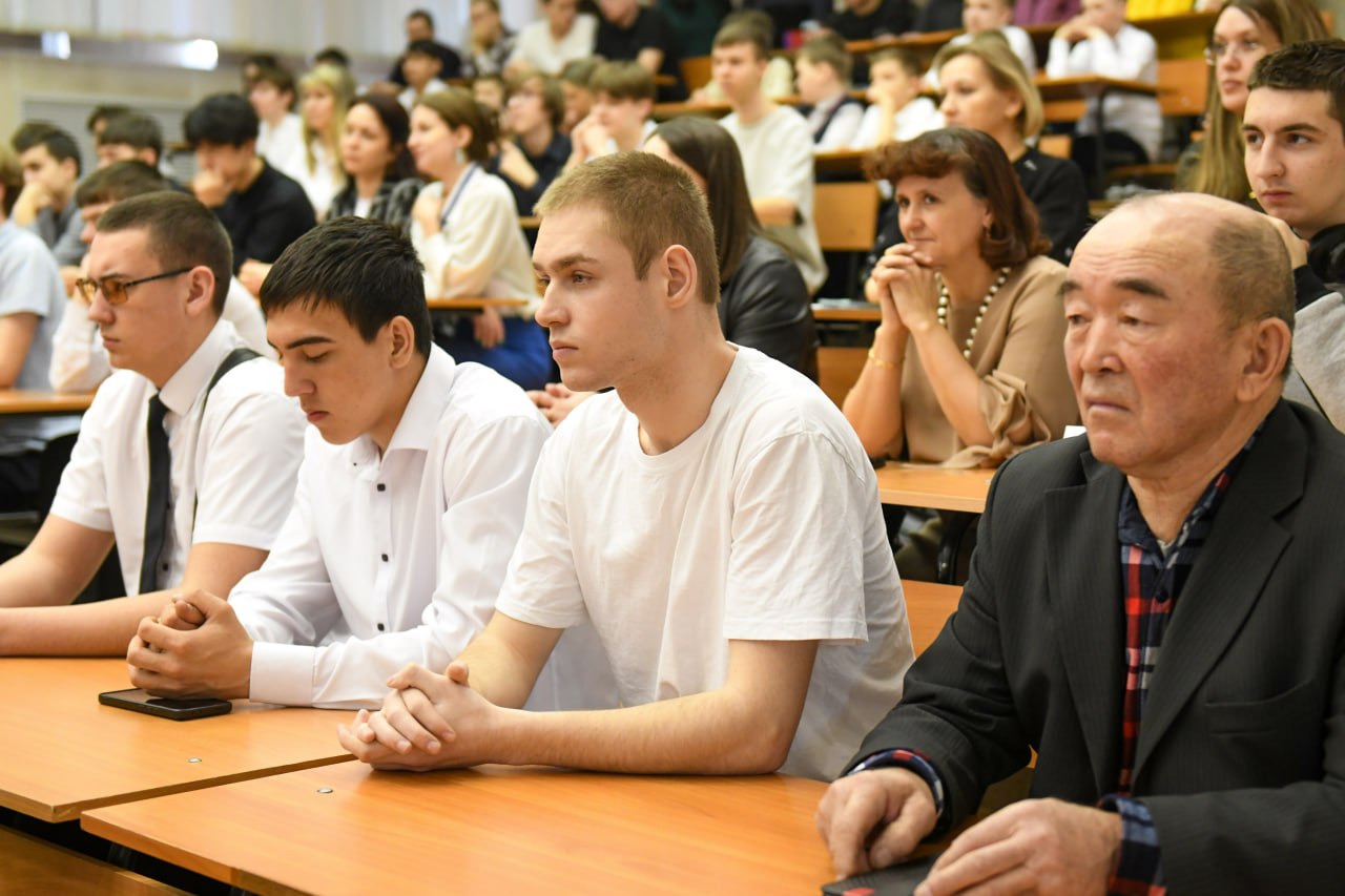 Валентин Коновалов: Встретился с участниками республиканской выставки «Технотворчество» Валентин Коновалов: Встретился с участниками республиканской выставки «Технотворчество»