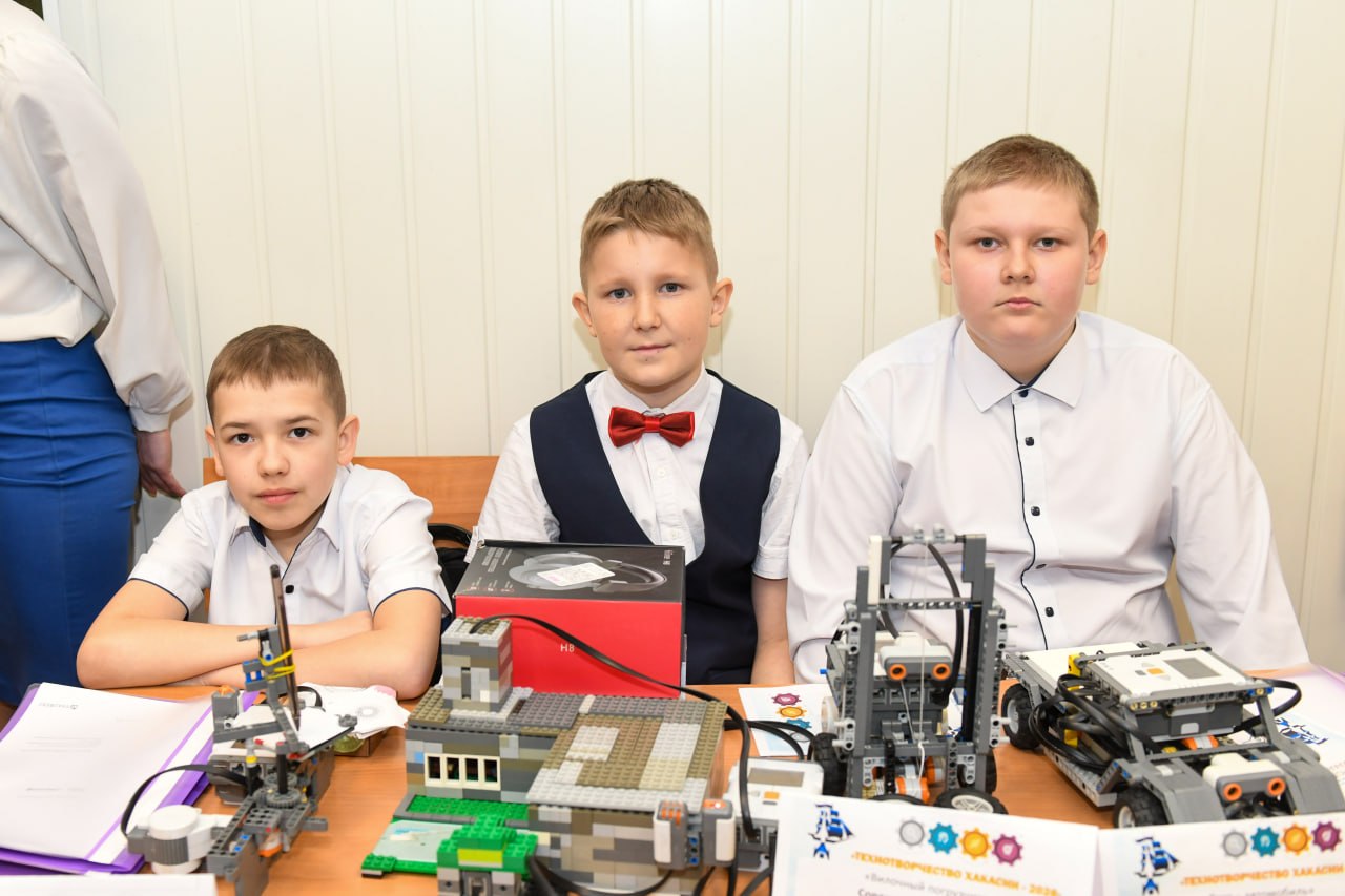 Валентин Коновалов: Встретился с участниками республиканской выставки «Технотворчество» Валентин Коновалов: Встретился с участниками республиканской выставки «Технотворчество»